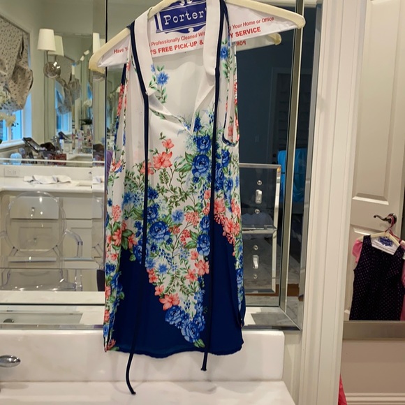 Pretty blouse. Looks brand new!! - Picture 1 of 1